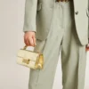 Bolso Venezia pequeño en cuero dorado metalizado con detalles dorados