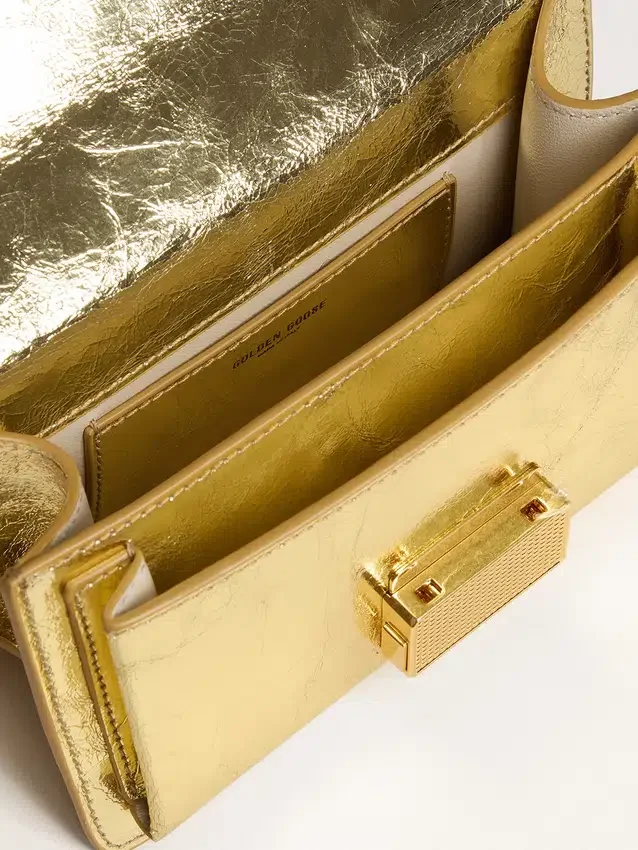 Bolso Venezia pequeño en cuero dorado metalizado con detalles dorados