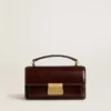 Bolso Venezia pequeño en cuero laminado marrón oscuro con detalles dorados