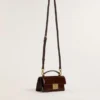 Bolso Venezia pequeño en cuero laminado marrón oscuro con detalles dorados