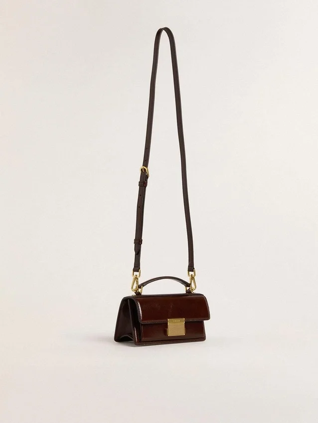 Bolso Venezia pequeño en cuero laminado marrón oscuro con detalles dorados
