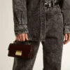 Bolso Venezia pequeño en cuero laminado marrón oscuro con detalles dorados