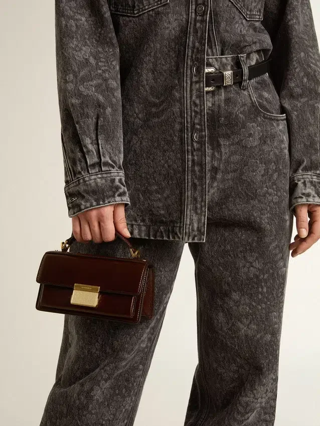 Bolso Venezia pequeño en cuero laminado marrón oscuro con detalles dorados