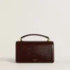 Bolso Venezia pequeño en cuero laminado marrón oscuro con detalles dorados
