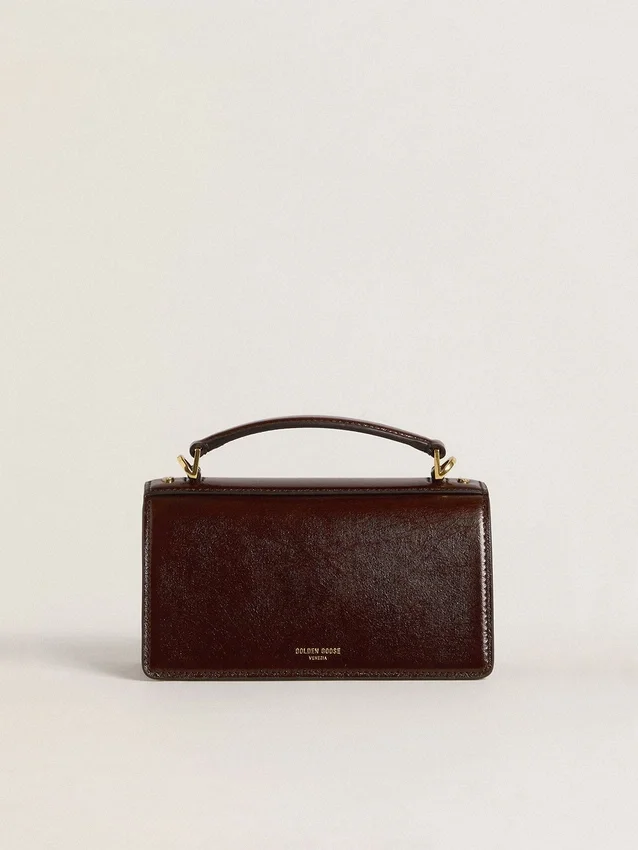 Bolso Venezia pequeño en cuero laminado marrón oscuro con detalles dorados