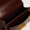 Bolso Venezia pequeño en cuero laminado marrón oscuro con detalles dorados