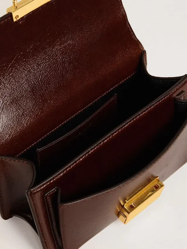 Bolso Venezia pequeño en cuero laminado marrón oscuro con detalles dorados