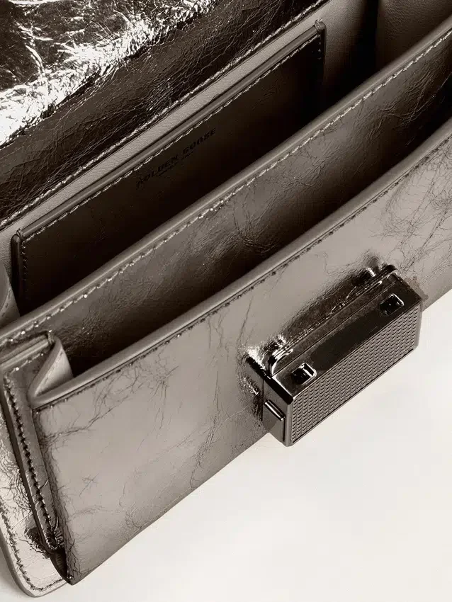 Bolso Venezia pequeño en cuero metalizado gris antracita con detalles en negro