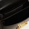 Bolso Venezia pequeño en cuero negro con detalles dorados