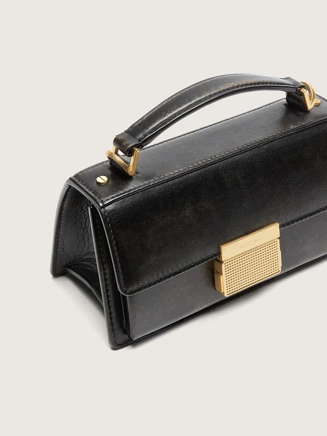 Bolso Venezia pequeño en cuero negro envejecido con detalles dorados