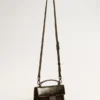 Bolso Venezia pequeño en cuero negro metalizado con detalles en negro