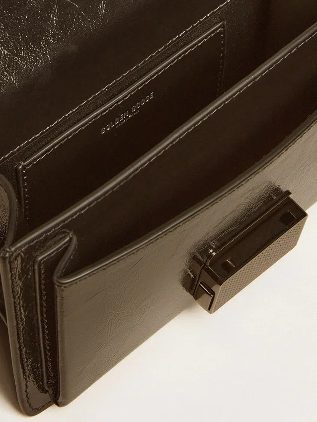 Bolso Venezia pequeño en cuero negro metalizado con detalles en negro