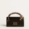 Bolso Venezia pequeño en cuero negro metalizado con detalles en negro