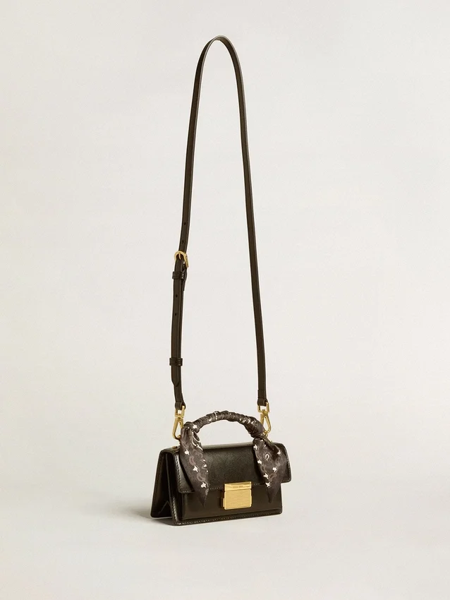 Bolso Venezia pequeño en cuero negro repujado con pañuelo de seda