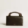 Bolso Venezia pequeño en cuero negro repujado con pañuelo de seda