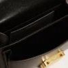 Bolso Venezia pequeño en cuero negro repujado con pañuelo de seda