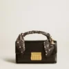 Bolso Venezia pequeño en cuero negro repujado con pañuelo de seda y dije