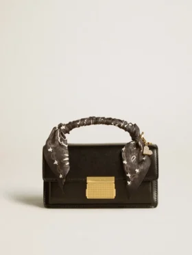 Bolso Venezia pequeño en cuero negro repujado con pañuelo de seda y dije