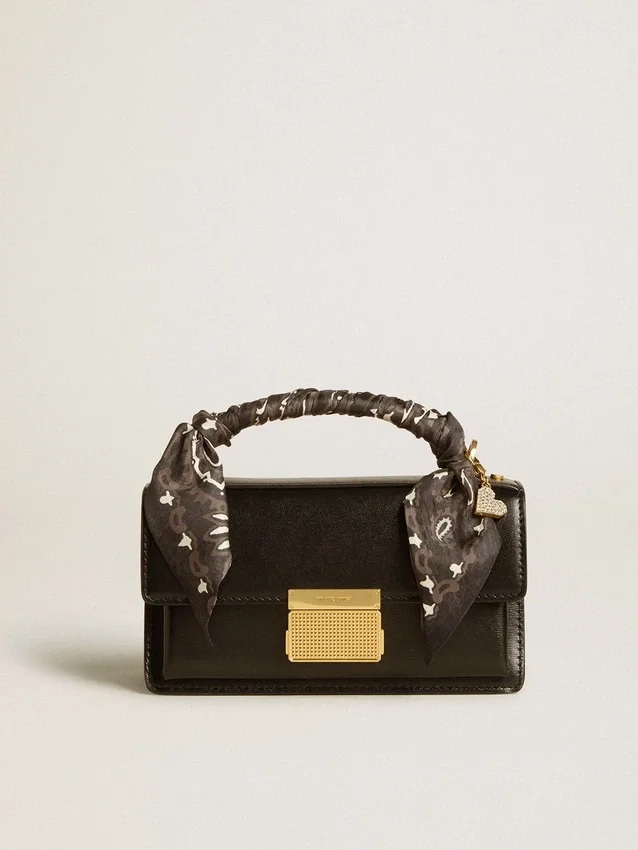 Bolso Venezia pequeño en cuero negro repujado con pañuelo de seda y dije