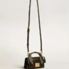 Bolso Venezia pequeño en cuero negro repujado con pañuelo de seda y dije