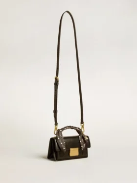 Bolso Venezia pequeño en cuero negro repujado con pañuelo de seda y dije