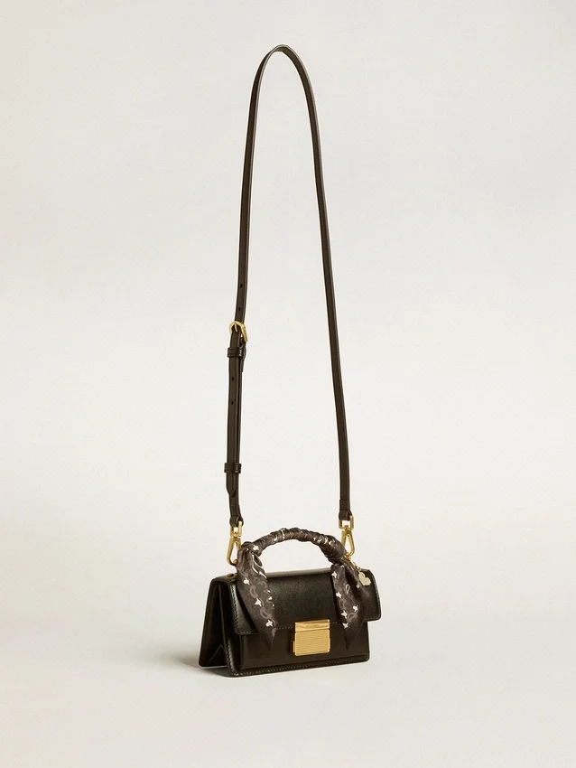 Bolso Venezia pequeño en cuero negro repujado con pañuelo de seda y dije