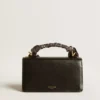 Bolso Venezia pequeño en cuero negro repujado con pañuelo de seda y dije