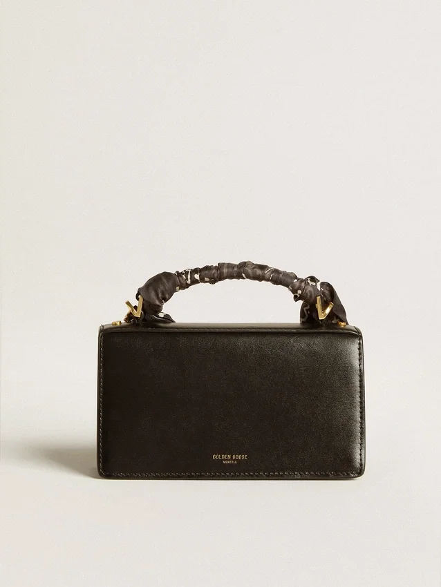 Bolso Venezia pequeño en cuero negro repujado con pañuelo de seda y dije