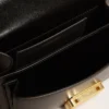 Bolso Venezia pequeño en cuero negro repujado con pañuelo de seda y dije