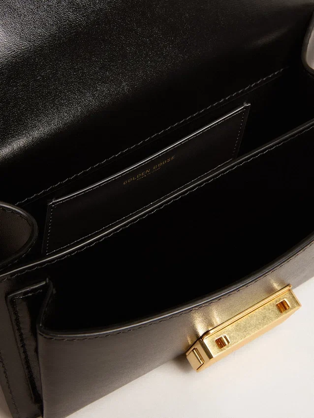 Bolso Venezia pequeño en cuero negro repujado con pañuelo de seda y dije