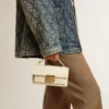 Bolso Venezia pequeño en cuero repujado color mantequilla con detalles dorados