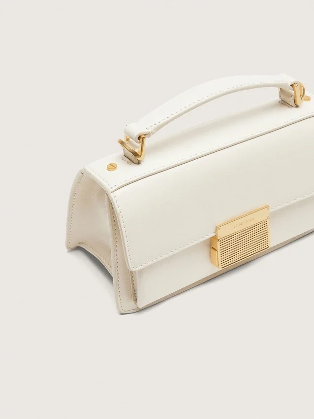Bolso Venezia pequeño en cuero repujado color mantequilla con detalles dorados
