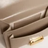 Bolso Venezia pequeño en piel beige con detalles dorados