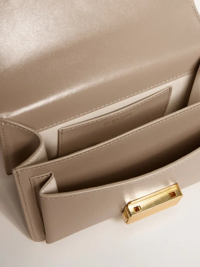 Bolso Venezia pequeño en piel beige con detalles dorados