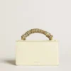 Bolso Venezia pequeño en piel con relieve color mantequilla y bufanda trenzada