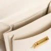 Bolso Venezia pequeño en piel con relieve color mantequilla y bufanda trenzada