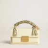 Bolso Venezia pequeño en piel repujada color mantequilla con bufanda trenzada y doble dije