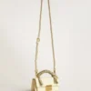 Bolso Venezia pequeño en piel repujada color mantequilla con bufanda trenzada y doble dije
