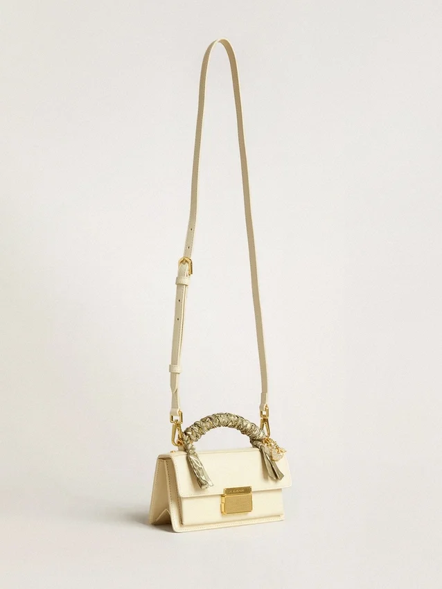 Bolso Venezia pequeño en piel repujada color mantequilla con bufanda trenzada y doble dije