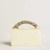 Bolso Venezia pequeño en piel repujada color mantequilla con bufanda trenzada y doble dije