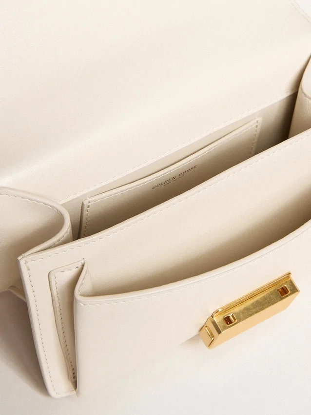 Bolso Venezia pequeño en piel repujada color mantequilla con bufanda trenzada y doble dije
