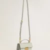 Bolso Venezia pequeño en piel repujada gris mineral con detalles dorados