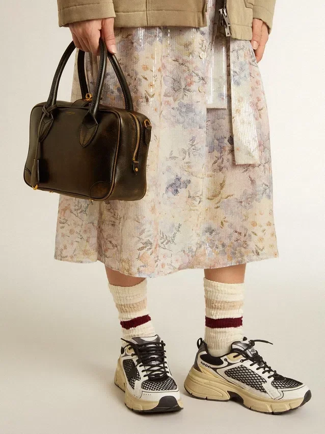 Bolso Vita en cuero envejecido negro con detalles dorados