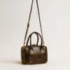Bolso Vita en cuero envejecido negro con detalles dorados