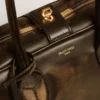Bolso Vita en cuero envejecido negro con detalles dorados