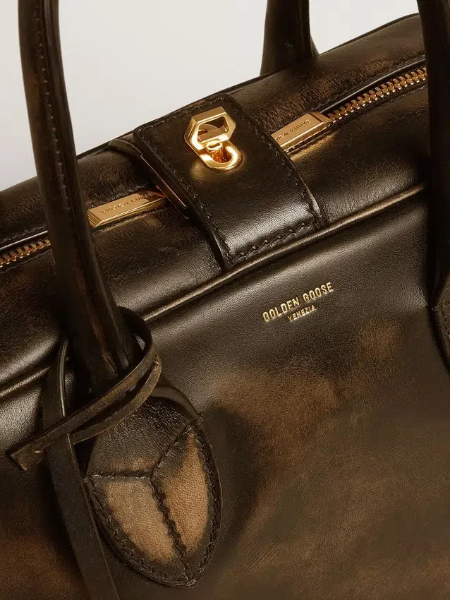 Bolso Vita en cuero envejecido negro con detalles dorados