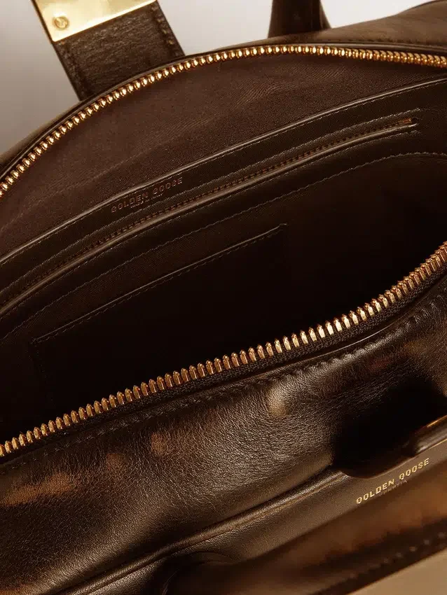 Bolso Vita en cuero envejecido negro con detalles dorados