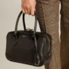 Bolso Vita en cuero liso negro con detalles dorados
