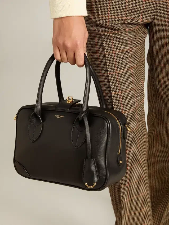 Bolso Vita en cuero liso negro con detalles dorados