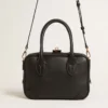 Bolso Vita en cuero liso negro con detalles dorados